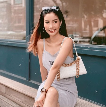 Theo tìm hiểu của Sina, Angela khoảng 30 tuổi, họ Trần, là người Singapore, kém Cao Thánh Viên đến 21 tuổi.