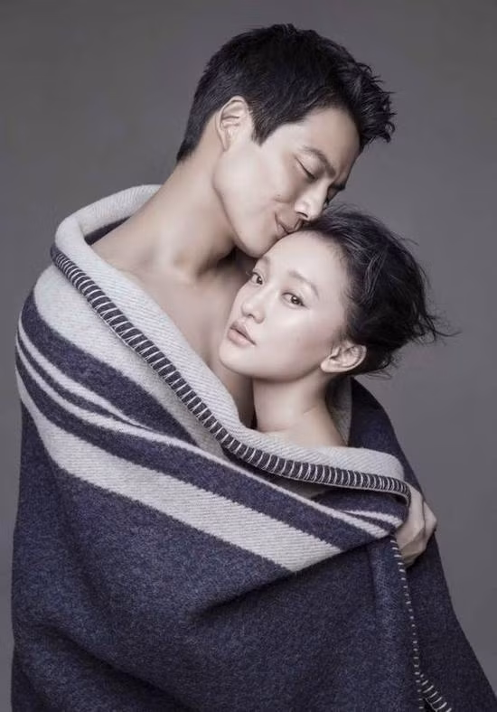 Tuy nhiên, chỉ sau một thời gian ngắn, cuộc sống của Châu Tấn và chồng đối diện sóng gió. 4 năm kết hôn, cả hai hiếm khi thể hiện sự thân mật, họ còn liên tục vướng nghi vấn rạn nứt.