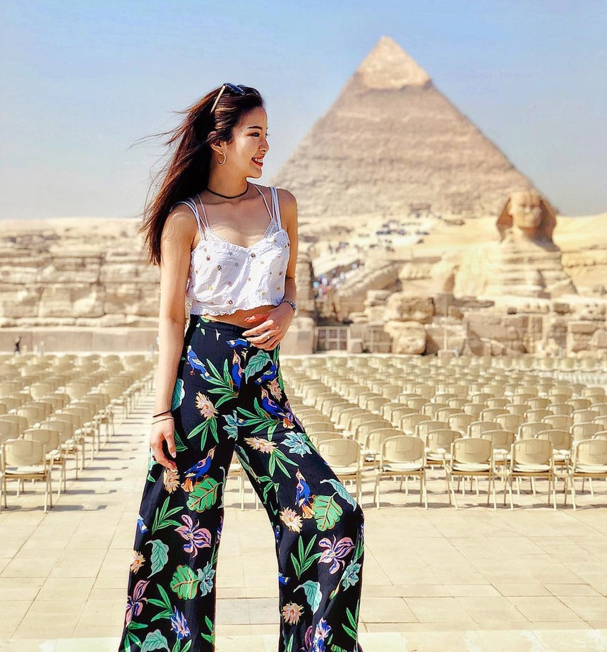 Angela Chen có ngoại hình xinh đẹp, thân hình gợi cảm, làn da nâu.