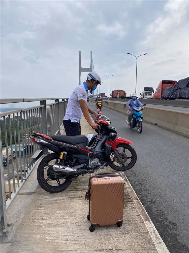 Vo bi ket tren cau 3 tieng, Binh Minh giai cuu nhu 