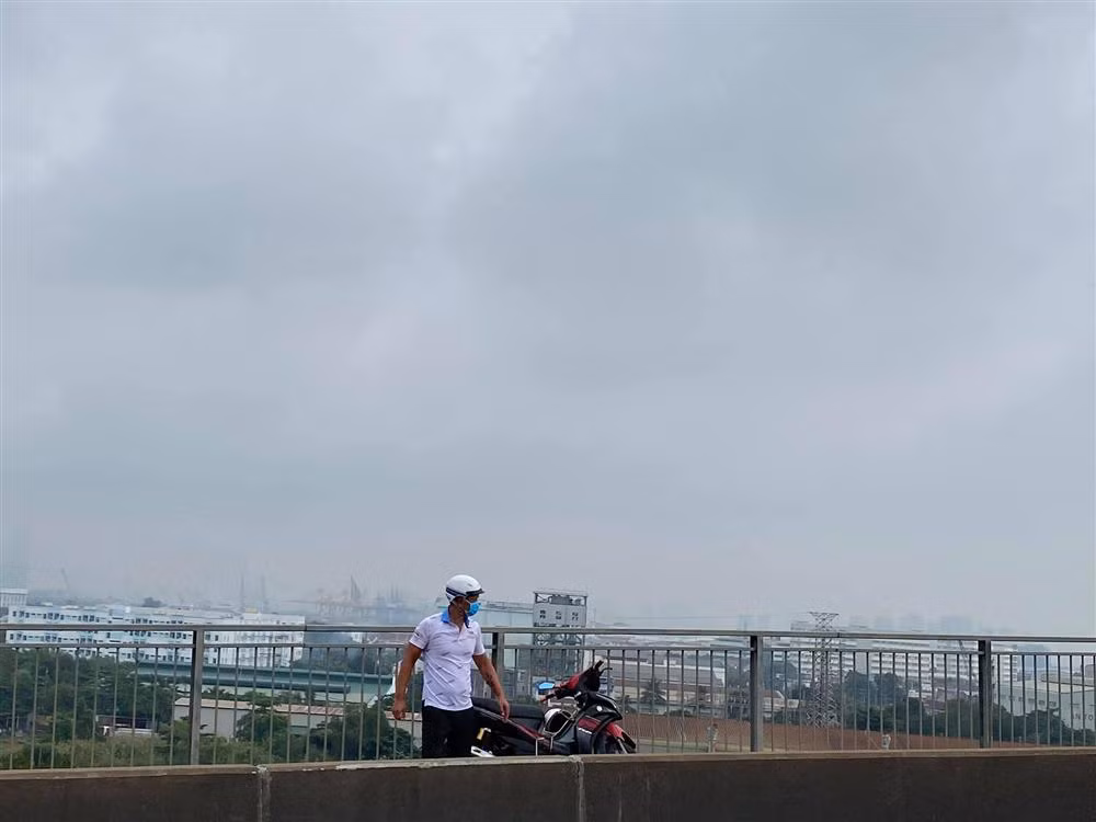 Vo bi ket tren cau 3 tieng, Binh Minh giai cuu nhu 