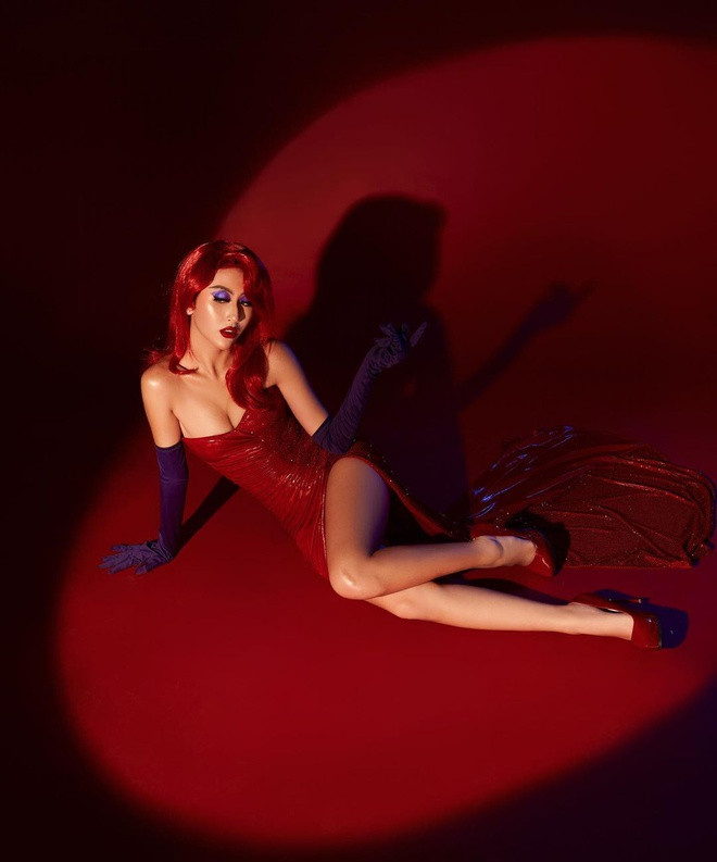 Quỳnh Anh Shyn biến hóa với phong cách nàng Jessica Rabbit gợi tình (trái) và nhân vật người mẹ trong phim hoạt hình The Simpsons.