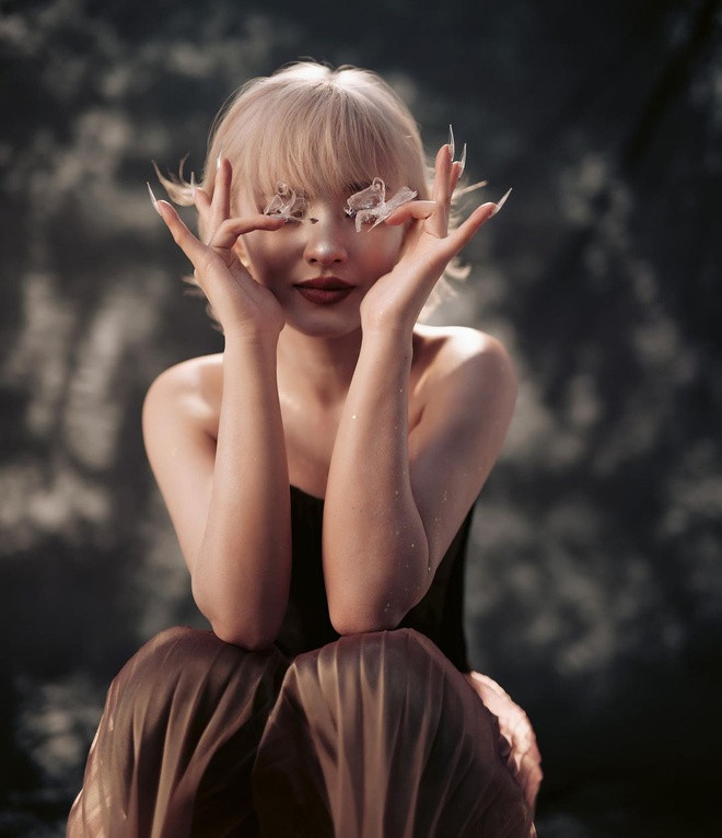 Điểm nhấn cho diện mạo lần này là bộ móng vuốt dài sắc nhọn cùng đôi tai có phần quái dị.