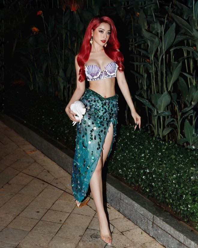 Trong dịp Halloween năm nay, Chi Pu hóa trang thành tiên cá Ariel gợi cảm. Nữ ca sĩ đầu tư cầu kỳ với nội y hình vỏ sò, váy đính sequin lấp lánh và mái tóc đỏ đặc trưng của nhân vật Disney.