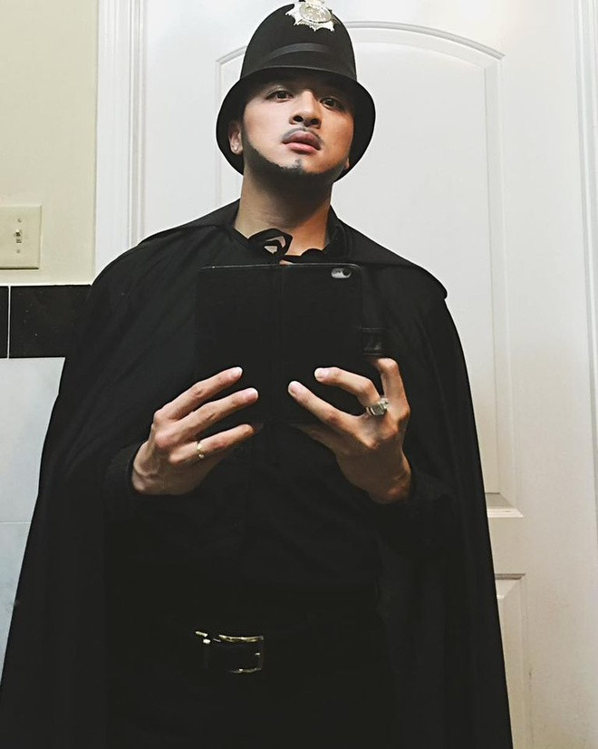 Hình tượng Cao Thái Sơn lăng xê có phần bụi bặm với áo choàng, mũ và thắt lưng cầu kỳ.