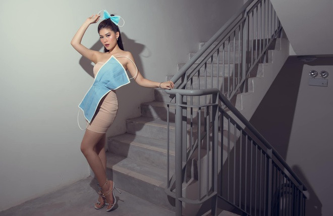 Diễn viên Ngọc Thanh Tâm tạo sự khác biệt với những chiếc khẩu trang làm điểm nhấn cho vũ hội hóa trang năm nay.