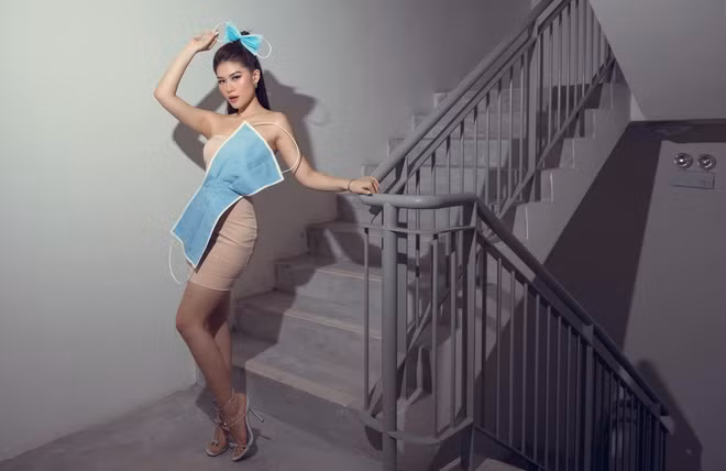 Diễn viên Ngọc Thanh Tâm tạo sự khác biệt với những chiếc khẩu trang làm điểm nhấn cho vũ hội hóa trang năm nay.