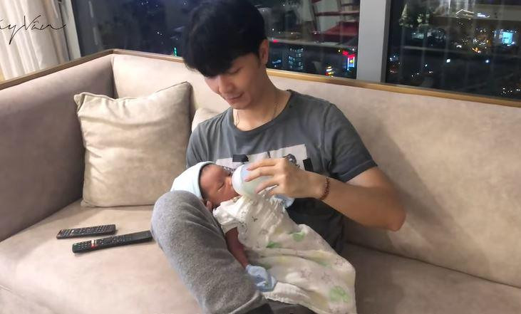 Lần đầu làm bố nhưng doanh nhân Nhật Vũ cho con ti bình khá chuyên nghiệp.
