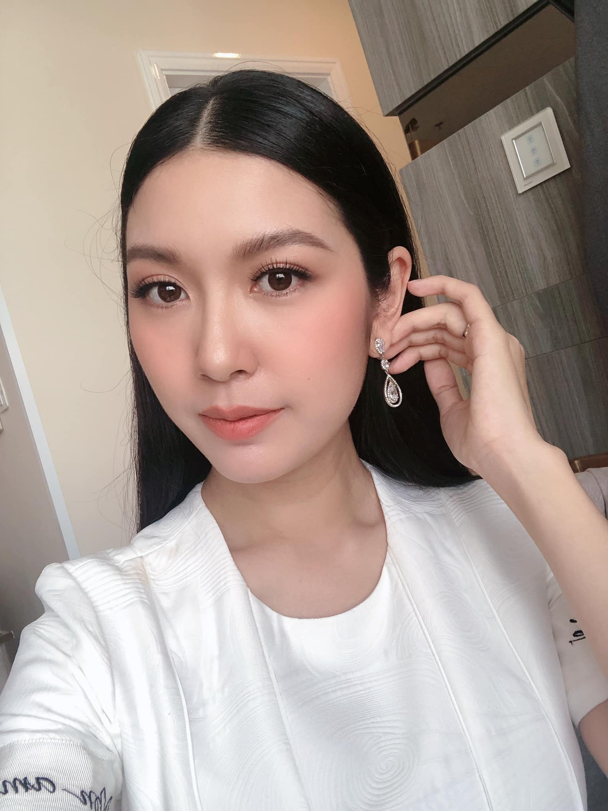 Nói về bản thân mình, nàng Á hậu thổ lộ, cô đã giảm được 13kg, mỗi ngày hút trung bình từ 2-3 lít sữa nên trữ được rất nhiều đủ cho em bé dùng trong vài tháng tới. "Làm mẹ có vẻ hợp với mình, ai cũng khen đẹp hơn và tự mình cũng thấy hạnh phúc hơn, nên sẽ cố gắng phát huy", Á hậu Thúy Vân hào hứng khoe. Hiện tại, bà mẹ bỉm sữa đã quay trở lại với công việc.