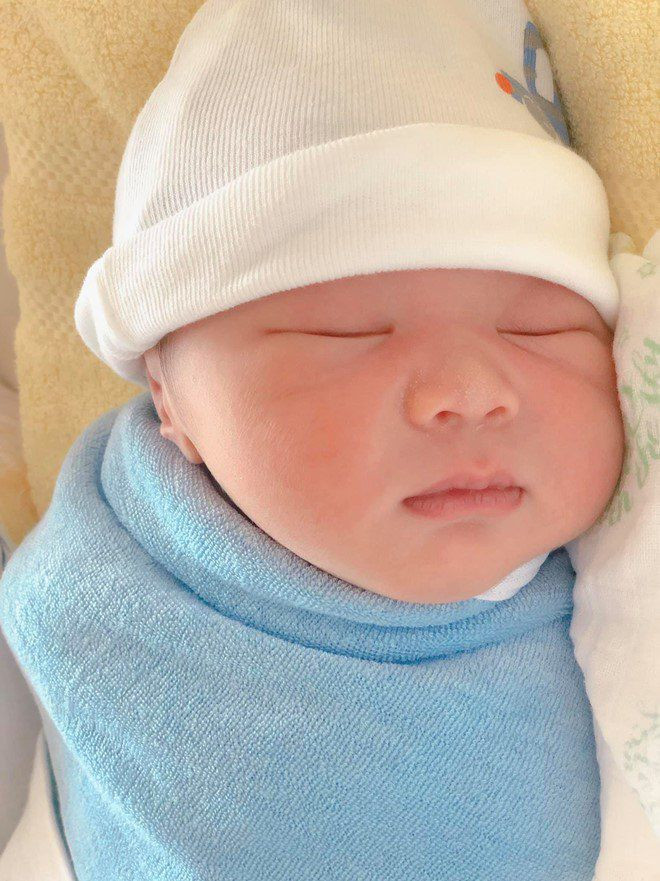 Hình ảnh về quý tử nhà hào môn nhanh chóng được vợ chồng Á hậu Thúy Vân - Nhật Vũ chia sẻ trên trang cá nhân, đồng thời cặp đôi cũng chính thức khoe tên của bé là Vũ Nhật Tôn. Cậu bé mang nhiều nét giống bố.
