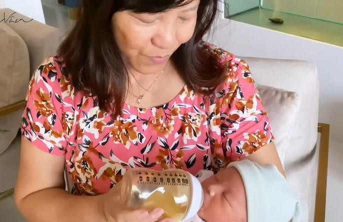 Trước đó nàng Á hậu cũng chia sẻ về những ngày đầu nuôi con. Theo đó, cô cho con ti trực tiếp và chăm chỉ hút sữa để tích trữ dần. Bé Nhật Tôn cứ 2 tiếng lại ti trực tiếp một lần. Thỉnh thoảng, ông xã hoặc 2 mẹ của cô sẽ hỗ trợ cho con ti bình. "Đây cũng là một cách để gắn kết tình cảm các thành viên trong gia đình với em bé", Thúy Vân chia sẻ.