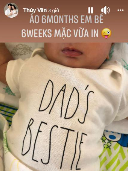 Hiện tại, bé Nhật Tôn - con trai Á hậu Thúy Vân được 6 tuần tuổi. Á hậu Thúy Vân tiết lộ thêm, bé đã tăng được thêm 2kg. Con là cậu bé rất ngoan, trộm vía ăn tốt ngủ sâu và mỗi ngày lại có nhiều biểu cảm mới. Bé đã biết cười nhếch mép và ngóc đầu tốt từ ngày thứ 8.