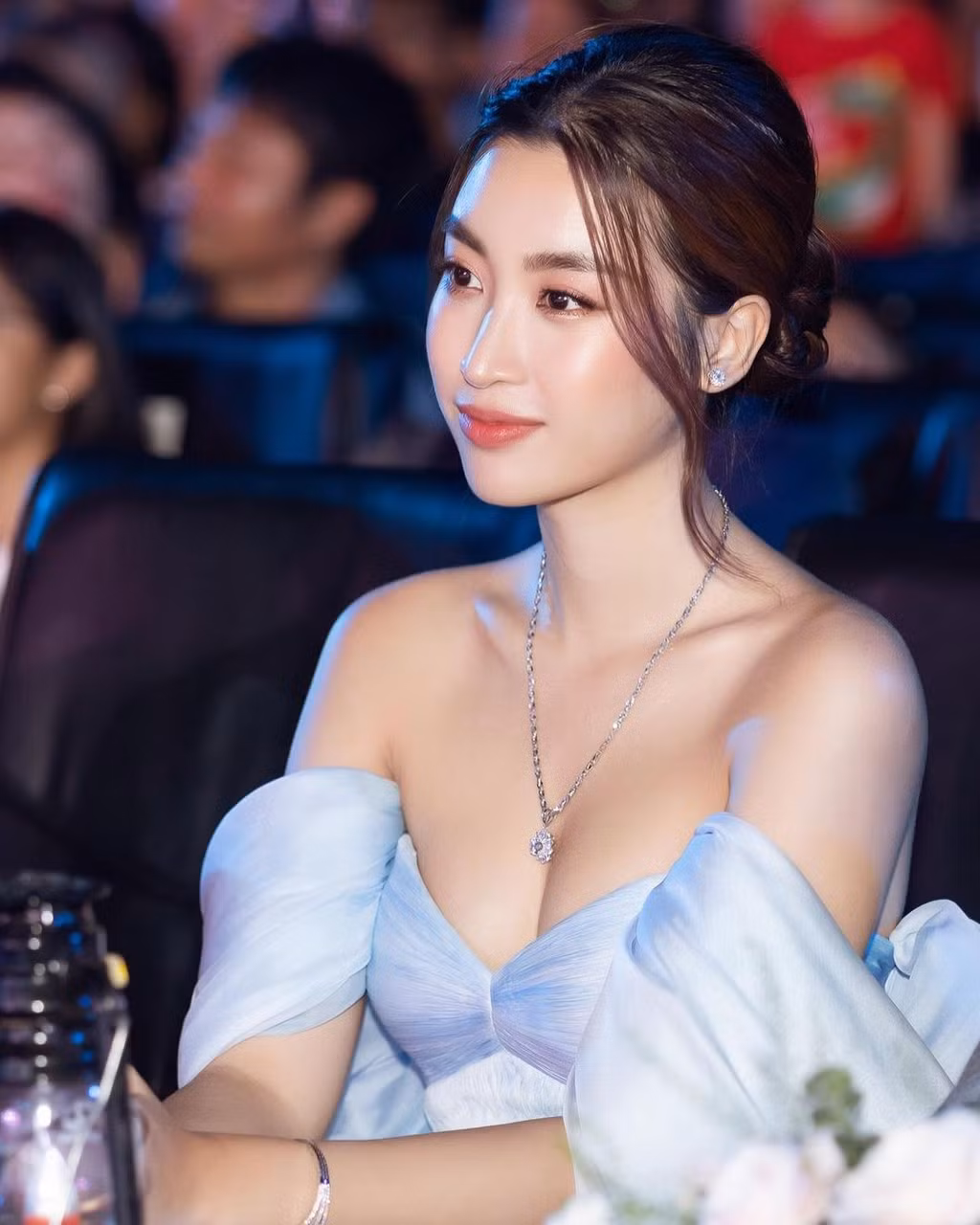 Đỗ Mỹ Linh bây giờ rũ bỏ hình ảnh nền nã, nữ tính để theo đuổi phong cách gợi cảm và sang trọng. Nhan sắc của cô thăng hạng hơn trước. Hoa hậu 24 tuổi hiện đắt show quảng cáo, thời trang, làm MC ở đài truyền hình. Năm nay, cô đảm nhận vị trí giám khảo Hoa hậu Việt Nam. Ảnh: Instagram.