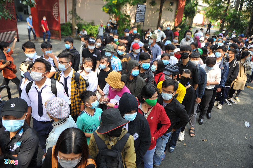 Tới trưa, dòng người hâm mộ đổ về nhà tang lễ mỗi lúc một đông. Mọi người xếp hàng trật tự, tỏ lành thành kính trước sự ra đi đột ngột của danh hài.