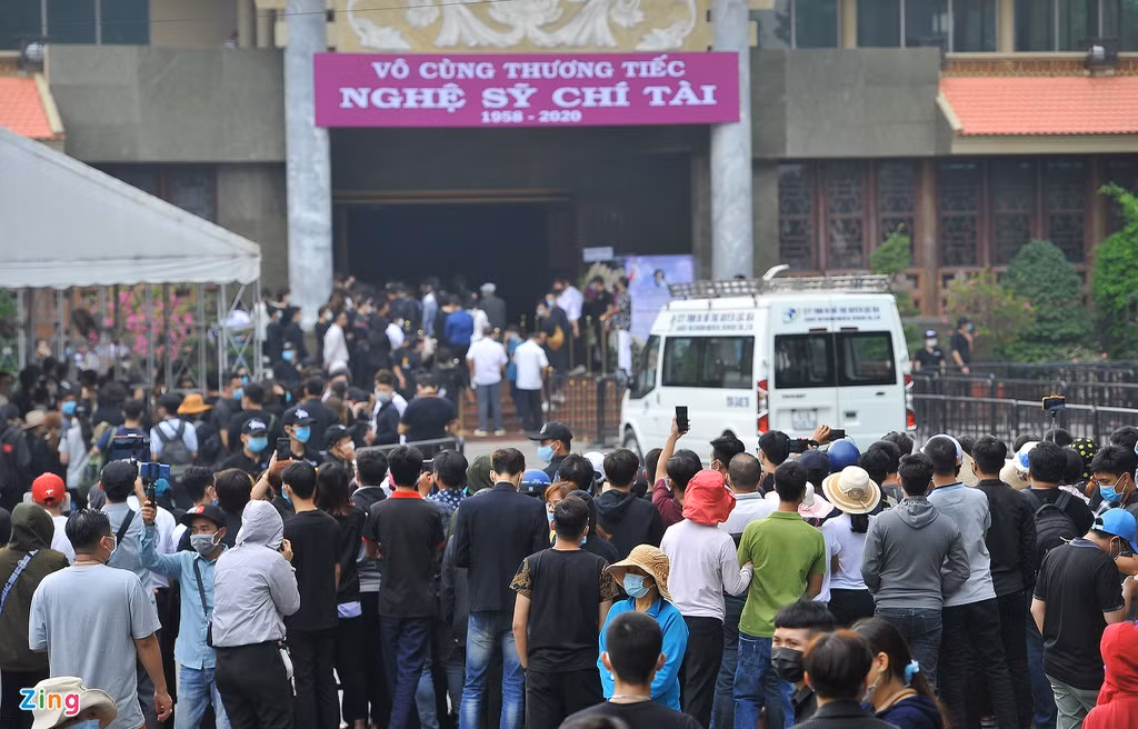 Sáng 12/12, hàng trăm người hâm mộ đã có mặt tại khu vực Nhà tang lễ Quốc gia phía Nam (TP.HCM) tiễn đưa nghệ sĩ Chí Tài. Họ đến từ khá sớm và theo dõi thông tin. Đây cũng là nơi tổ chức lễ viếng của nghệ sĩ.