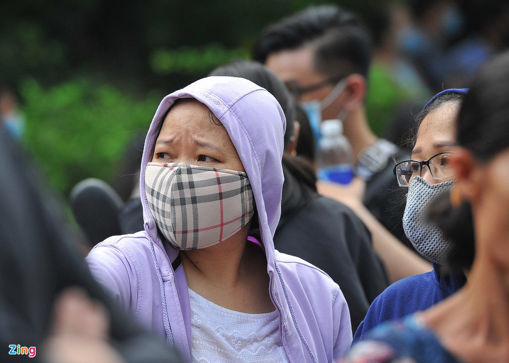 "Tôi để các con nhỏ ở nhà để đến viếng nghệ sĩ Chí Tài. Tôi xem chú Chí Tài là thần tượng từ nhỏ. Chưa từng tiếp xúc trực tiếp, nhưng tôi có cảm giác chú là người tử tế, hiền lành và rất đáng yêu. Mong chú ra đi thanh thản", chị Vy, ngụ quận 12 (TP.HCM), nói.