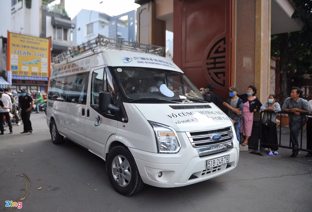 Khoảng 9h30, linh cữu nghệ sĩ Chí Tài được chuyển từ Trung tâm Pháp y TP.HCM đến Nhà tang lễ Quốc gia phía Nam (TP.HCM).