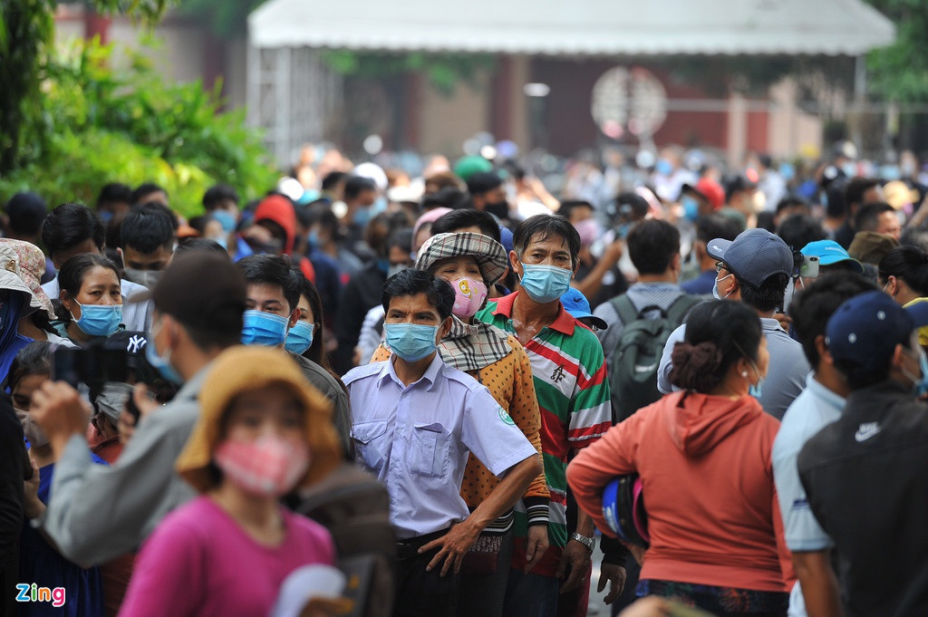 Người hâm mộ cố nghệ sĩ Chí Tài xếp hàng chờ tới lượt vào viếng ông.