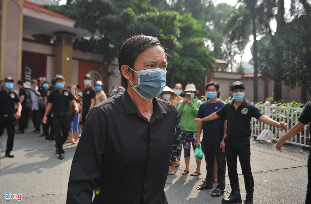 Hoài Linh và các đồng nghiệp đến nhà tang lễ sớm để đón linh cữu nghệ sĩ Chí Tài từ viện pháp y di dời về. Danh hài là trưởng ban tổ chức lễ tang cùng nghệ sĩ Việt Hương. Trong khi Việt Hương ở viện pháp y làm thủ tục nhập quan, Hoài Linh ở lại nhà tang lễ. Nghệ sĩ Hoài Linh là đồng nghiệp gắn bó lâu năm với Chí Tài.