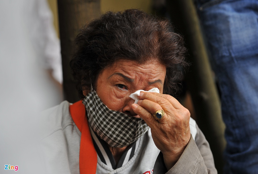 Bà Ngô Thị Cúc (70 tuổi), ngụ quận Gò Vấp (TP.HCM) đến nhà tang lễ từ sớm để tiễn biệt danh hài. Khi nhìn thấy linh cữu của nghệ sĩ Chí Tài, bà bật khóc. "Cả nhà tôi ai cũng yêu quý nghệ sĩ Chí Tài. Ông ấy ra đi quá đột ngột. Ban đầu tôi không tin, nhưng xem nhiều lần trên báo chí tôi mới thấy đây là sự thật", bà Cúc xúc động.