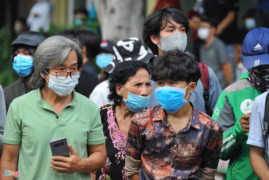 "Chí Tài, ông ra đi thanh thản. Chúng tôi không biết tìm đâu ra ông nữa rồi. Hai ngày qua, tối nào tôi cũng lên mạng xem những video ông diễn. Cả nhà tôi ai cũng khóc. Mong ông ra đi thanh thản", ông Hạnh (bìa trái) xúc động nói.