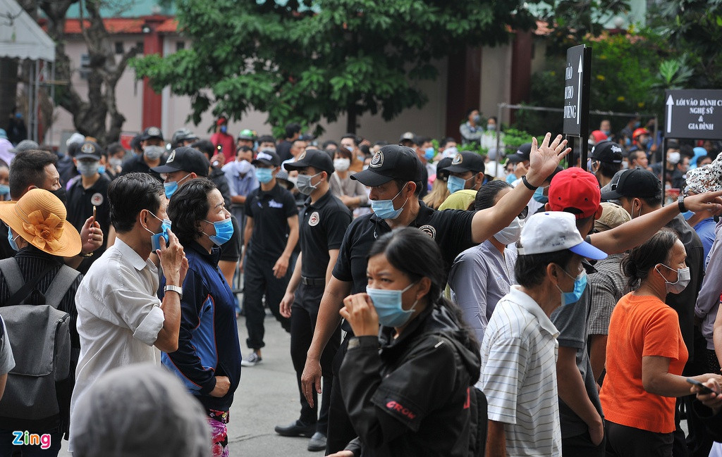 Ban tổ chức lễ viếng nghệ sĩ Chí Tài bố trí khoảng 50 bảo vệ làm nhiệm vụ đảm bảo an ninh khu vực nhà tang lễ. Có nhiều thời điểm, người dân đến đông khiến lực lượng này làm việc khá vất vả.