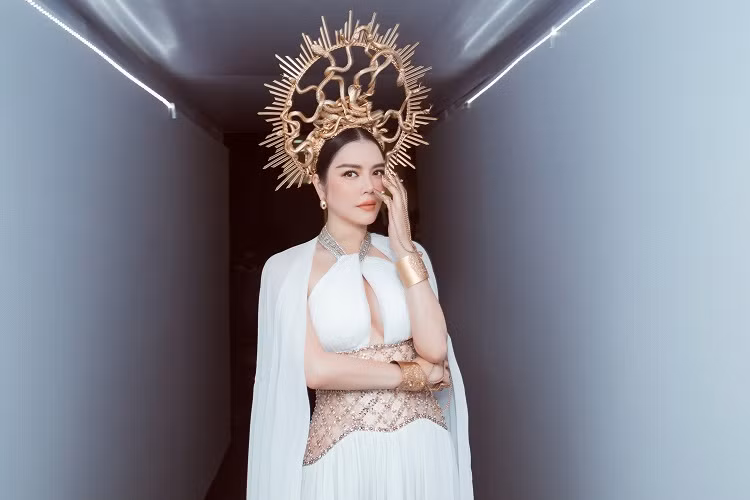 Người đẹp kết hợp với nhiều trang sức đắt tiền, giúp toát lên sự sang trọng, quý phái.