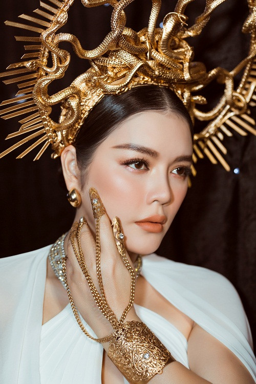 Bên cạnh đó, thiết kế phần tay cầu kỳ giúp nữ diễn viên tự tin hơn khi tạo dáng trước ống kính.