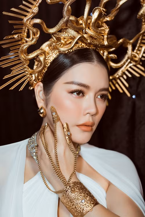 Bên cạnh đó, thiết kế phần tay cầu kỳ giúp nữ diễn viên tự tin hơn khi tạo dáng trước ống kính.