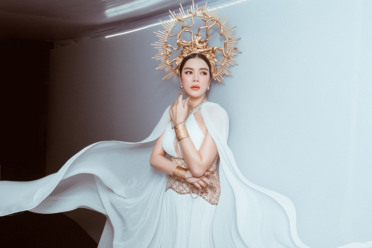 Được biết Lý Nhã Kỳ và NTK Đỗ Long là chị em thân thiết trong nghề. Bản thân nữ diễn viên "Kiều nữ và đại gia" luôn sắp xếp thời gian để tham dự các show diễn quan trọng của đàn em.