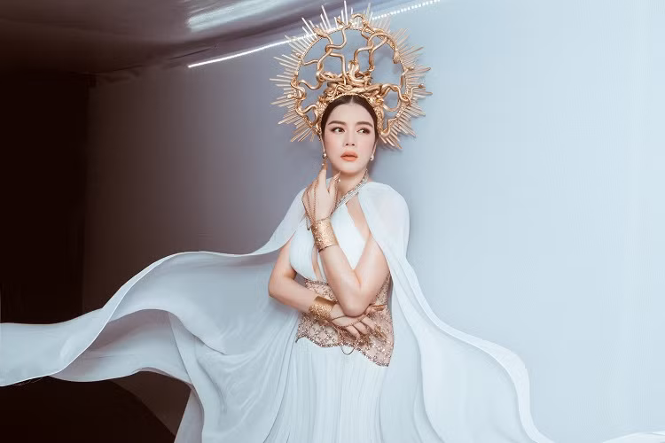 Được biết Lý Nhã Kỳ và NTK Đỗ Long là chị em thân thiết trong nghề. Bản thân nữ diễn viên "Kiều nữ và đại gia" luôn sắp xếp thời gian để tham dự các show diễn quan trọng của đàn em.