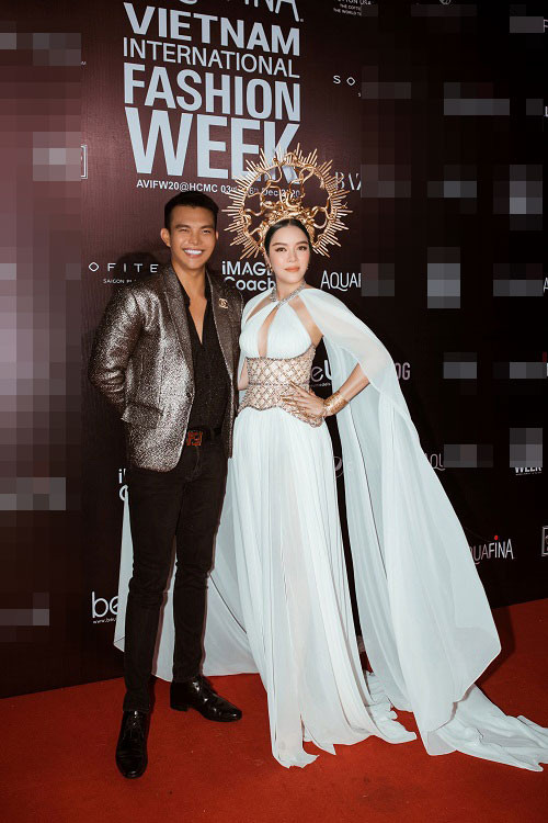 Trên thảm đỏ, Lý Nhã Kỳ nổi bật nhờ trang phục lấy cảm hứng từ hình tượng Nữ thần Medusa.