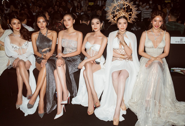 Trong khi đó, nhà thiết kế là người sáng tạo ra những trang phục độc đáo giúp Lý Nhã Kỳ tỏa sáng khi xuất hiện tại các sự kiện trong nước lẫn quốc tế.