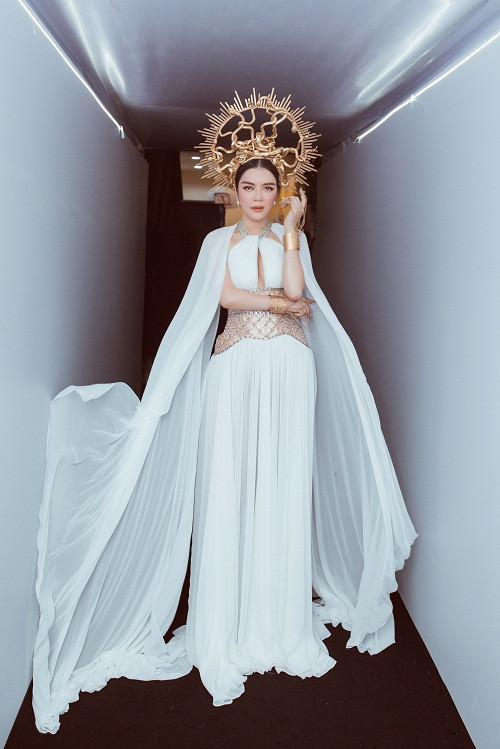 Lý Nhã Kỳ cũng cho thấy sự kết hợp khéo léo của mình khi cô đội chiếc mấn vàng trên đầu, đúng với hình ảnh một nữ thần hy lạp.