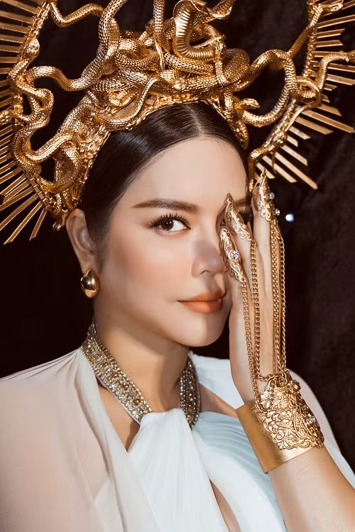 Chiếc đầm của NTK Đỗ Long thiết kế riêng cho Lý Nhã Kỳ theo ý tưởng bộ sưu tập mới nhất The Valley Of Goddess, đúng với ý tưởng mà Đỗ Long muốn truyền tải.