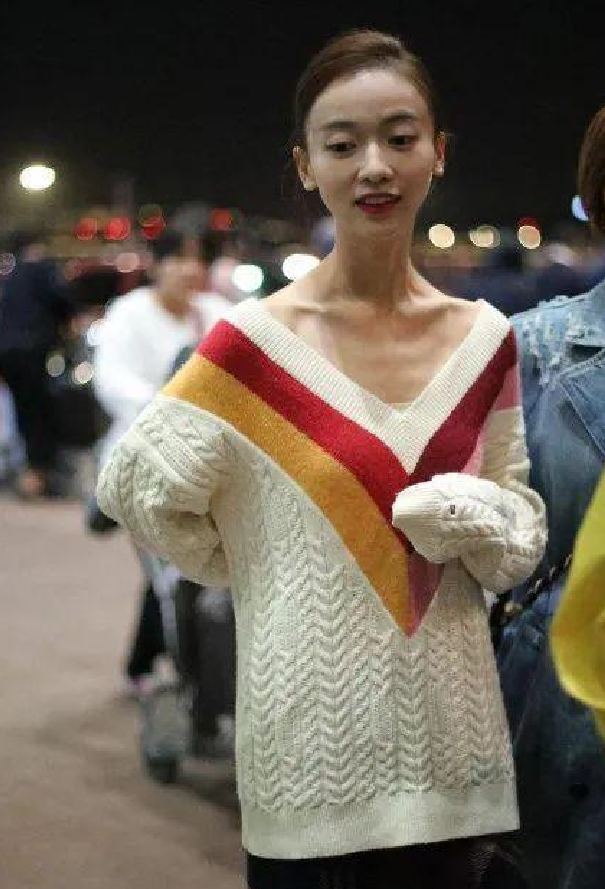 Đây không phải lần đầu Ngô Cẩn Ngôn xuất hiện với thân hình gầy gò đáng báo động. Dường như sau khi nổi tiếng với "Diên Hi Công Lược", cả ngoại hình lẫn sự nghiệp của cô đều không có nhiều khởi sắc.