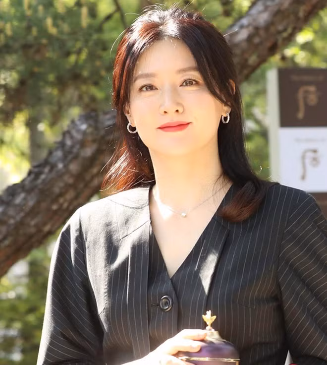 Nhờ vẻ đẹp "quốc bảo", Lee Young Ae được mời làm người đại diện cho nhiều hãng mỹ phẩm xa xỉ. Khán giả Hàn Quốc khẳng định Lee Young Ae mãi là một trong những nhan sắc đẹp nhất showbiz.