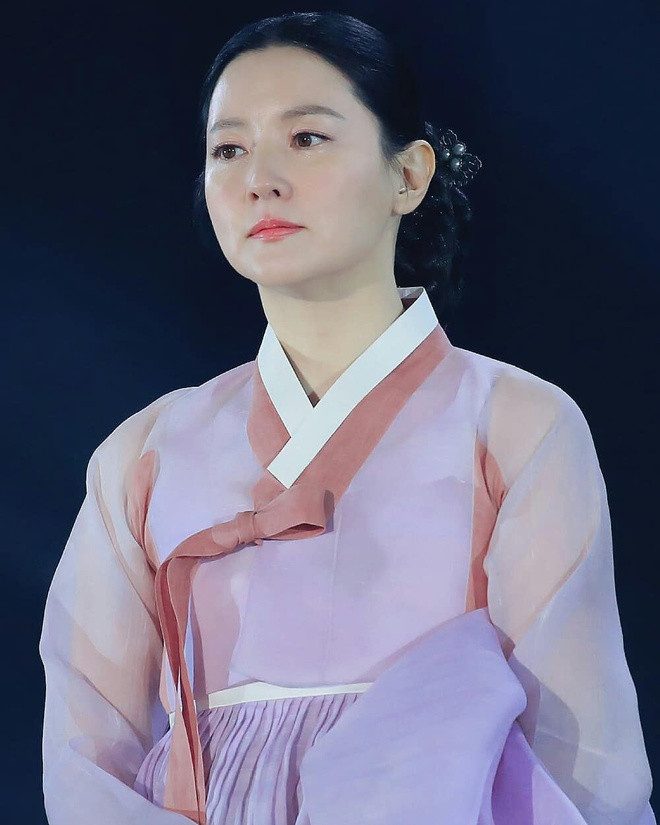 Lee Young Ae sinh năm 1971, bắt đầu đóng phim từ năm 1993 và được coi là một trong những minh tinh đẹp nhất lịch sử màn ảnh Hàn. Với siêu hit truyền hình Nàng Dae Jang Geum (2003), cô đã trở thành ngôi sao hàng đầu châu Á.