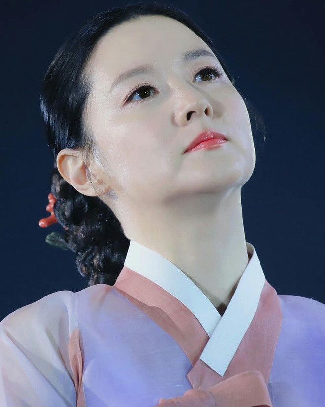 Ở thời kỳ đỉnh cao sự nghiệp, nữ diễn viên quyết định nghỉ đóng phim để tập trung học cao học. Năm 2009, Lee Young Ae kết hôn với Jung Ho Young - doanh nhân hơn cô 20 tuổi.