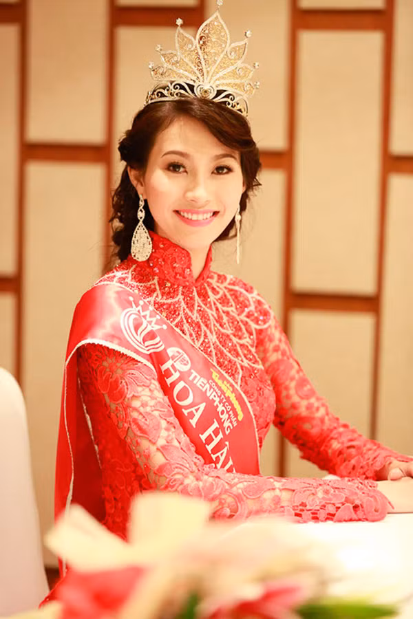 Đặng Thu Thảo số hưởng chồng giàu đẹp, con xinh xắn: Năm 2012, Đặng Thu Thảo có một bước ngoặt lớn khi đăng quang Hoa hậu Việt Nam. Cô cũng là thí sinh đầu tiên xuất thân từ miền Tây Nam Bộ đăng quang ngôi vị Hoa hậu Việt Nam trong lịch sử của cuộc thi này. Trước khi tham gia Hoa hậu Việt Nam, Đặng Thu Thảo đã giành được danh hiệu Hoa khôi Đồng Bằng Sông Cửu Long 2012. Tham gia Hoa hậu Việt Nam 2012, Đặng Thu Thảo nổi bật trong dàn thí sinh nhờ gương mặt xinh đẹp, hài hoà, nụ cười tỏa nắng, vóc dáng đẹp, tính tình hiền lành và giọng nói dễ thương đặc trưng của người miền Tây Nam Bộ.