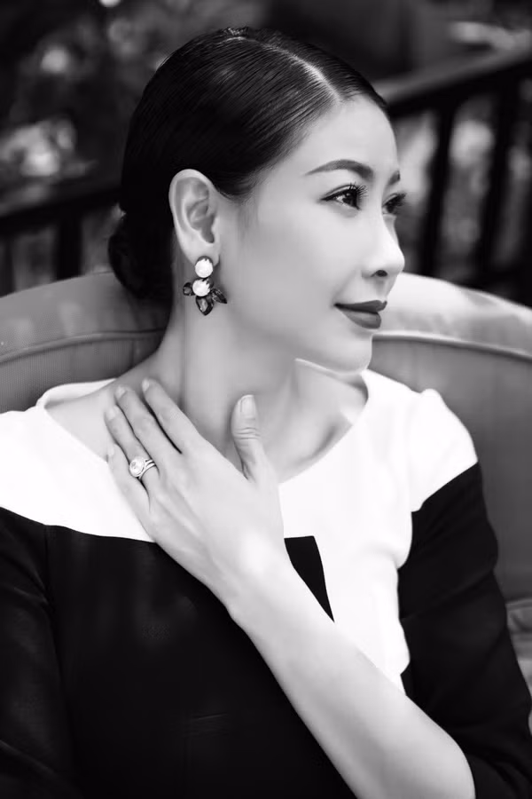 Ở tuổi 44, gia đình viên mãn giàu sang đã khiến Hà Kiều Anh ngày càng trẻ đẹp tươi tắn.