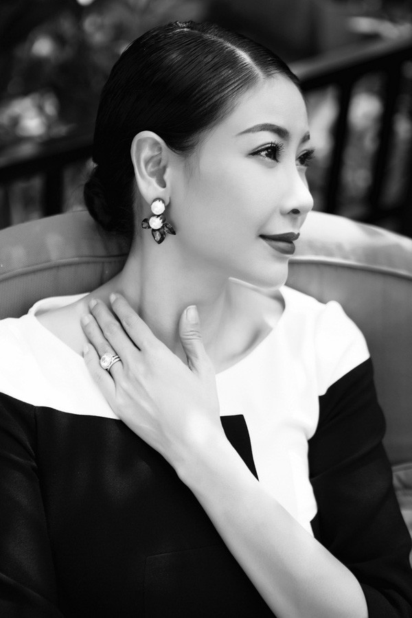 Ở tuổi 44, gia đình viên mãn giàu sang đã khiến Hà Kiều Anh ngày càng trẻ đẹp tươi tắn.