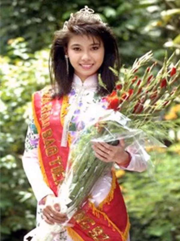 Hoa hậu Hà Kiều Anh sóng gió tuổi trẻ để có cuộc sống yên bình tuổi trung niên: Năm 1992, Hà Kiều Anh là Hoa hậu đạt kỷ lục khi đăng quang ở độ tuổi trẻ nhất, khi 16 tuổi. Thời điểm đó, chị đang theo học năm nhất Khoa Thanh nhạc của Nhạc viện TP.HCM.