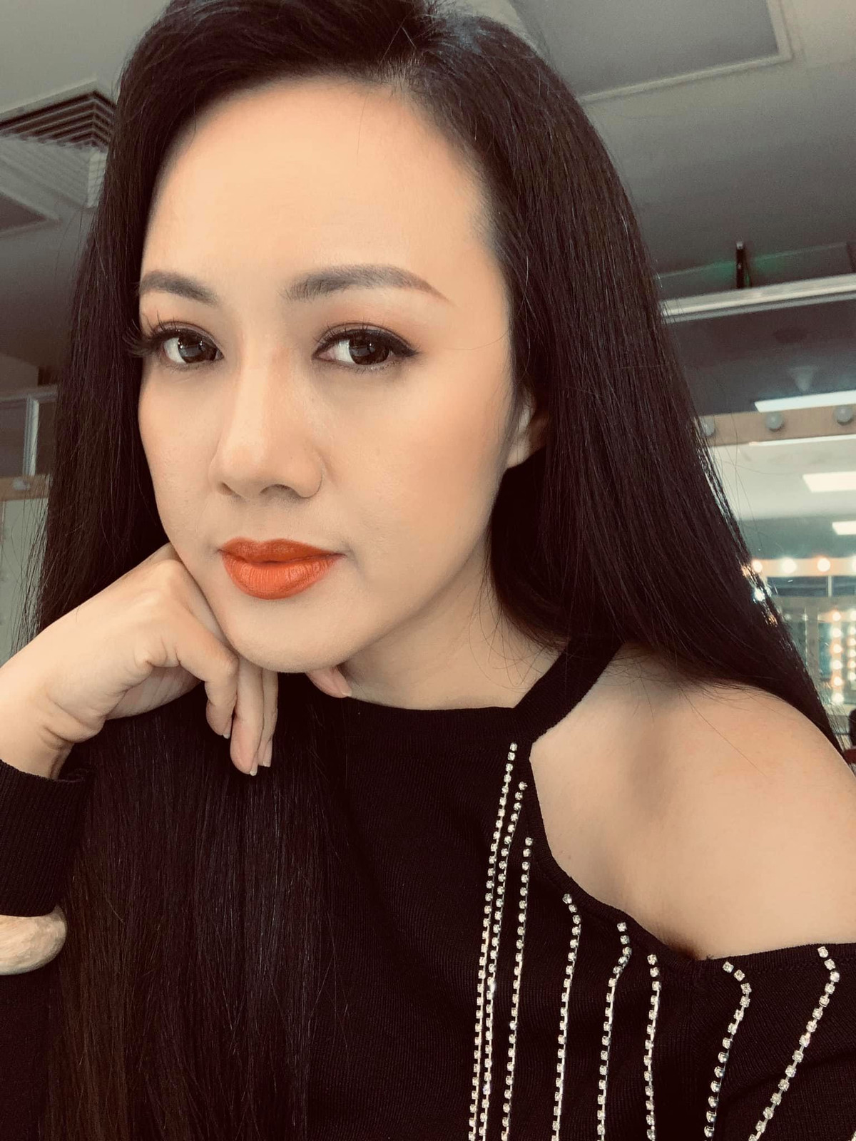 BTV Hoài Anh đăng ảnh kèm dòng hài hước: ''Trang điểm đẹp đẽ Quần áo gọn gàng/Ăn mặc đàng hoàng/Lên giường đi ngủ, hả giời!''.