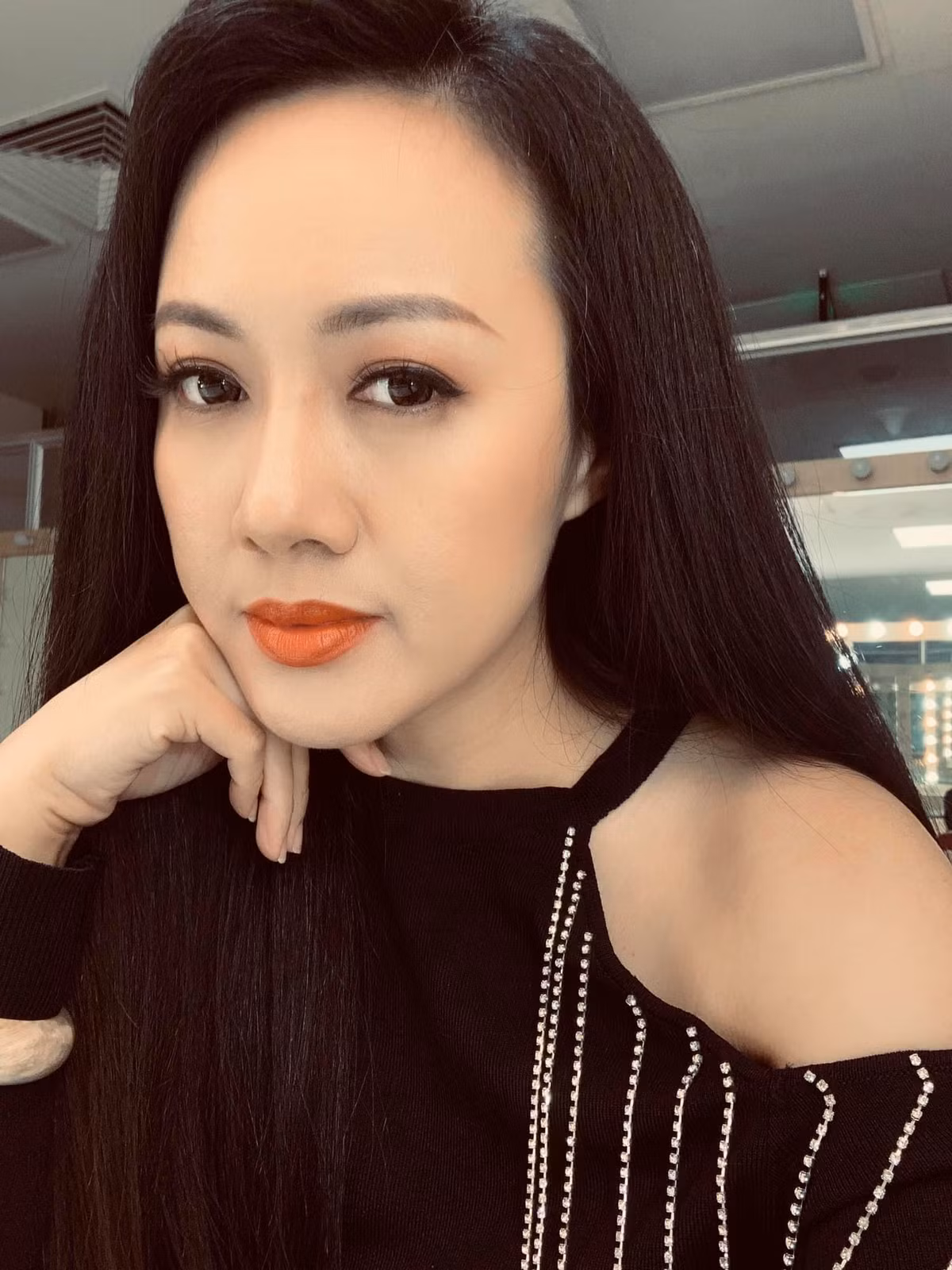 BTV Hoài Anh đăng ảnh kèm dòng hài hước: ''Trang điểm đẹp đẽ Quần áo gọn gàng/Ăn mặc đàng hoàng/Lên giường đi ngủ, hả giời!''.