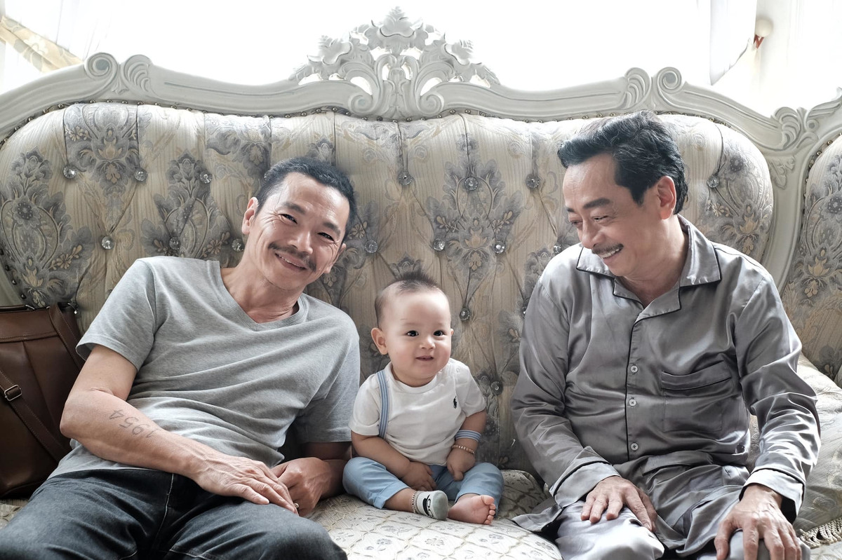 Sao Việt 16/10: Đăng 2 bức ảnh chụp chung với NSND Trung Anh và NSND Minh Hằng, NSND Hoàng Dũng chia sẻ: "Từ những ngày đầu của thập niên 90 mấy anh em tôi cả Trung Anh nữa suốt ngày chui vào phòng lồng tiếng, thời gian ở bên nhau nhiều hơn ở với gia đình. Coi nhau như anh em ruột, đến bây giờ vẫn thế mặc dù đã 30 năm rồi. Tôi yêu mến và trân trọng họ (Đến cái ảnh chụp chung cho đàng hoàng cũng chả có mà cũng chả có nhu cầu chụp ảnh).