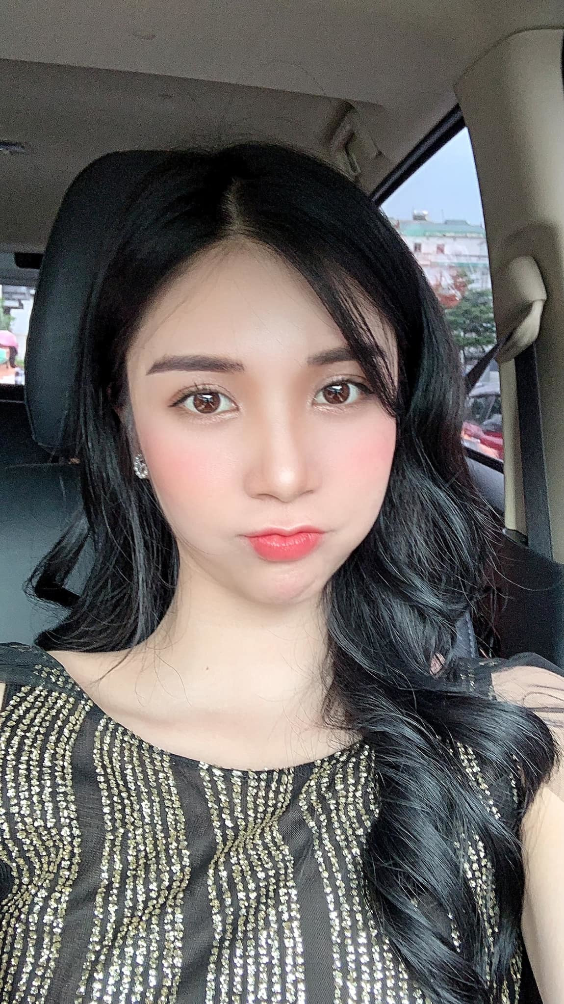 Diễn viên Lại Thanh than thở đi quay ngày mưa thật vất vả.