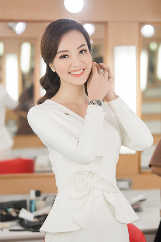 Thời gian vừa qua, việc Á hậu Thụy Vân vắng mặt trên các bản tin của VTV đã nổi lên tin đồn cô nghỉ việc ở Đài truyền hình Việt Nam. Trước những tin đồn, Thụy Vân từng chia sẻ: “Tôi đang làm giám khảo cuộc thi Hoa hậu Việt Nam 2020 nên không thể thường xuyên lên sóng như trước kia. Dù không lên sóng nhưng tôi vẫn làm công việc sản xuất các chương trình truyền hình. Hy vọng tôi sẽ sớm gặp lại khán giả trên sóng một ngày gần nhất”.