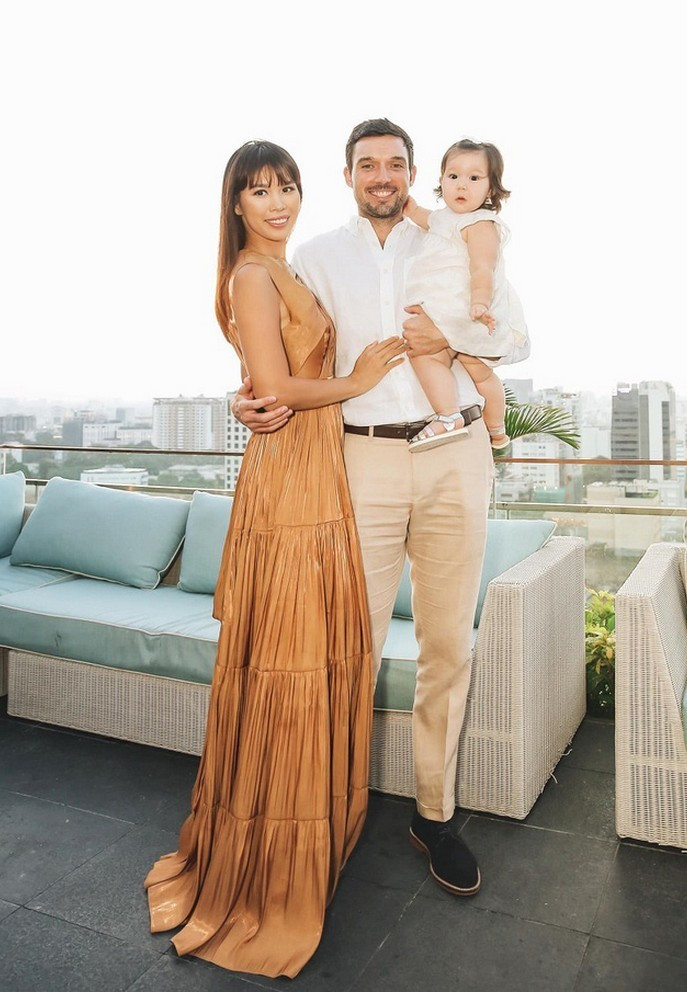 Trong mắt Olly, Hà Anh là mẫu người phụ nữ hoàn hảo để kết hôn. Khi giao thiệp ngoài xã hội, cô là người mạnh mẽ, tự tin. Thế nhưng khi chỉ còn 2 người, cô trở lại là chính mình - một người phụ nữ mềm yếu, luôn cần bờ vai vững chắc để được che chở.