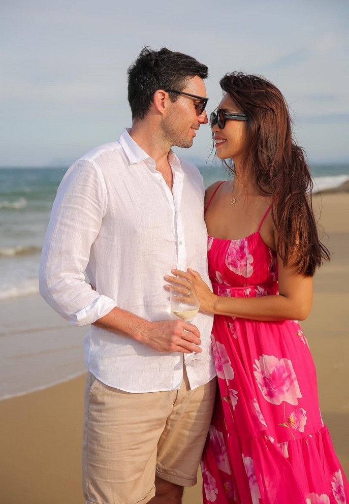 Nói về chồng mình, Hà Anh cho biết Olly có rất nhiều điểm khác cô nhưng chính những điều đó khiến nữ siêu mẫu cảm thấy cuộc sống trở nên thú vị hơn rất nhiều.